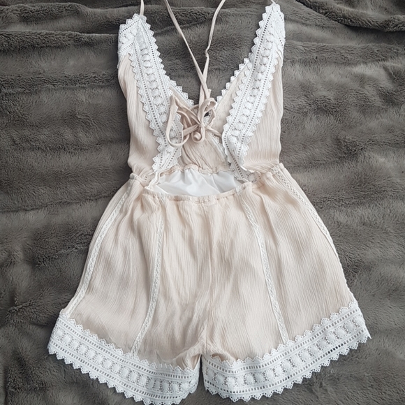 V line romper - Picture 3 of 3